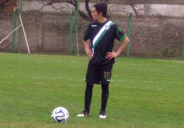 Se luce. El futbolista paranaense juega en la Cuarta División de AFA para el Taladro.