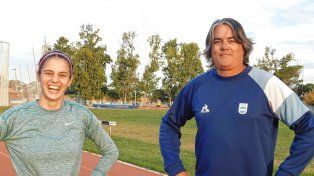 La garrochista Paula Gómez Iriondo junto a su entrenador Maxi Troncoso.