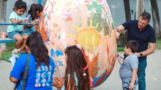 Bien coloridos. Niñas, niños y artistas se divirtieron mientras pintaron.