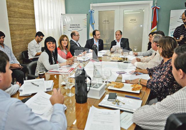 Presentación. Al mediodía el oficialismo le entregó a Corral los cambios que se hicieron en el proyecto. UNO de Santa Fe/José Busiemi
