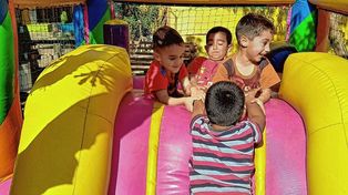 Jugar y ayudar. El ubuntu no llama a competir sino a colaborar, disfrutar y aprender con los demás.