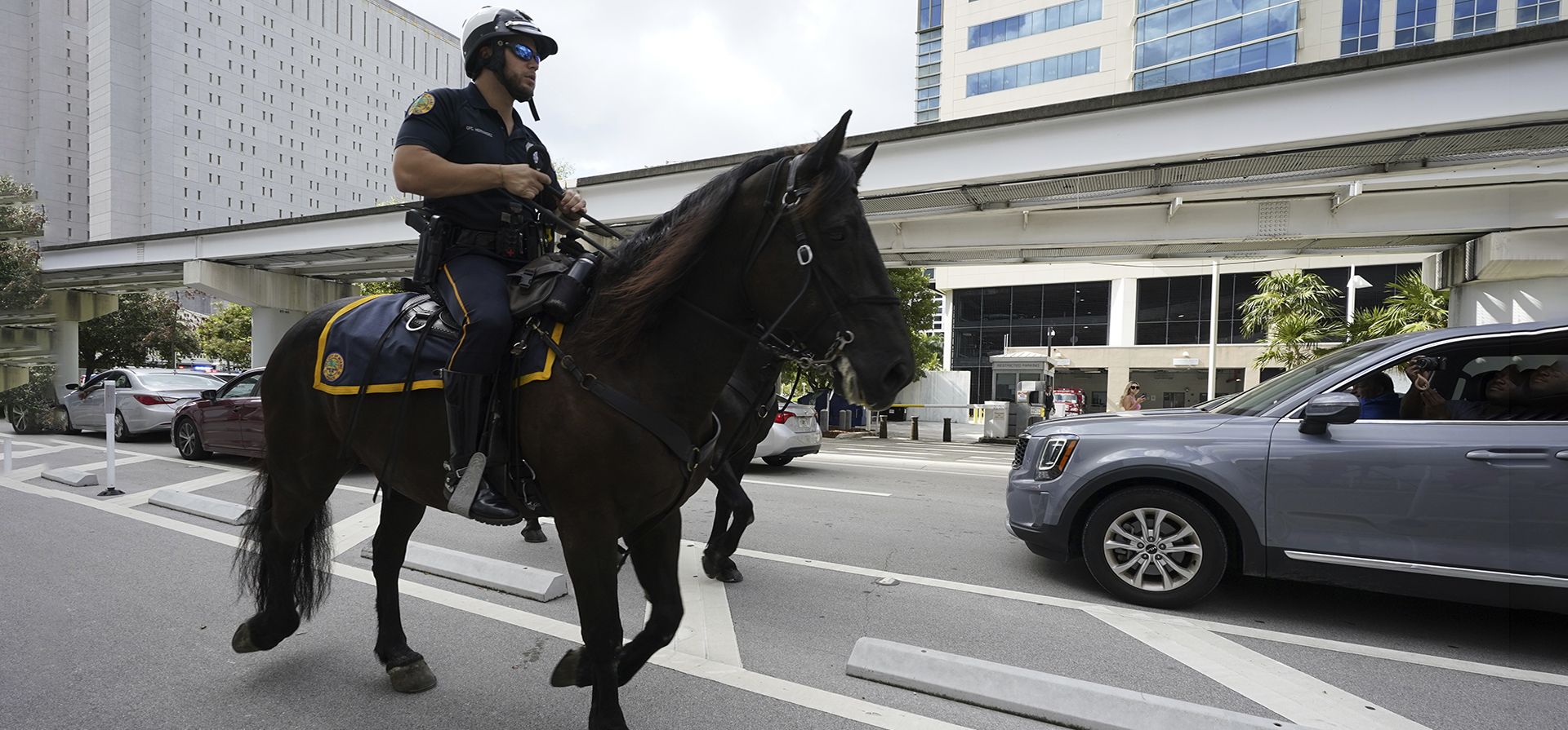 La policía montada recorre el Palacio de Justicia de los Estados Unidos Wilkie D. Ferguson Jr., el martes 13 de junio de 2023, en Miami. El expresidente Donald Trump comparecerá ante un tribunal federal por docenas de cargos por delitos graves que lo acusan de acumular ilegalmente documentos clasificados y frustrar los esfuerzos del Departamento de Justicia para recuperar los registros. (Foto AP/Chris O La policía montada recorre el Palacio de Justicia de los Estados Unidos Wilkie D. Ferguson Jr., el martes 13 de junio de 2023, en Miami. El expresidente Donald Trump comparecerá ante un tribunal federal por docenas de cargos por delitos graves que lo acusan de acumular ilegalmente documentos clasificados y frustrar los esfuerzos del Departamento de Justicia para recuperar los registros. (Foto AP/Chris O