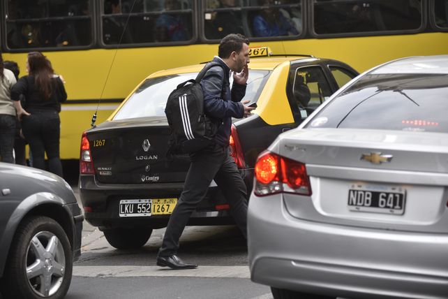 Una moda riesgosa: llevar el celular adherido al volante del auto