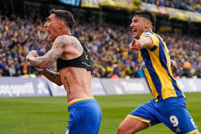 Di María anotó de penal en su primer partido tras el regreso. Veliz lo acompaña en el festejo.