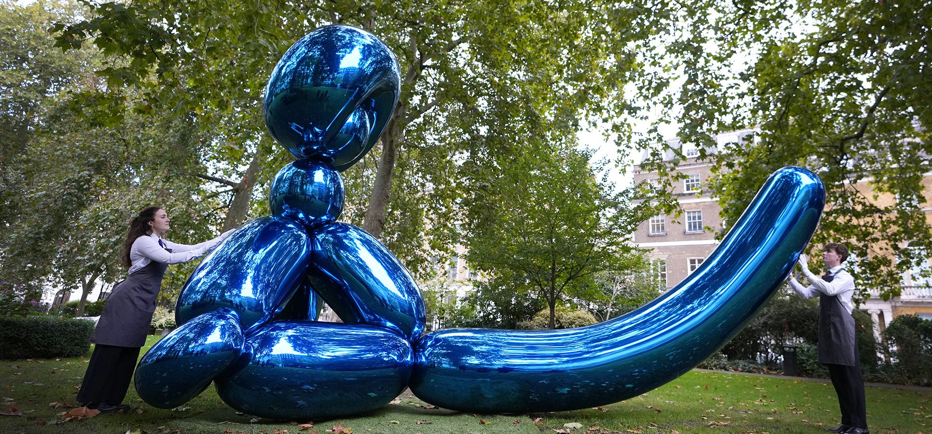 Manipuladores de obras de arte posan junto a Manipuladores de obras de arte posan junto a