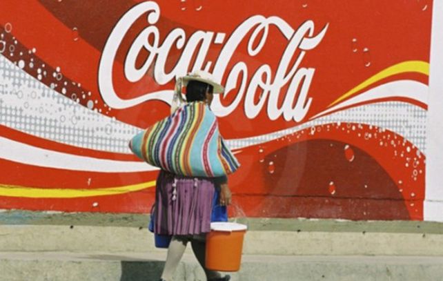 La compañía de bebidas Coca Cola tuvo que salir al paso de las noticias de prensa que indicaban que se iría de Bolivia el 21 de diciembre