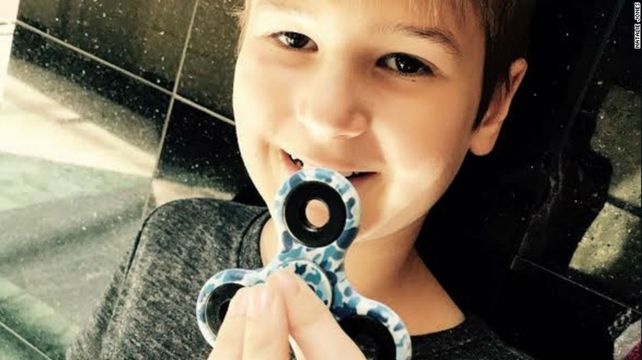 Aparato. Un niño lo sostiene. Despierta la magia cuando empieza a girar.
