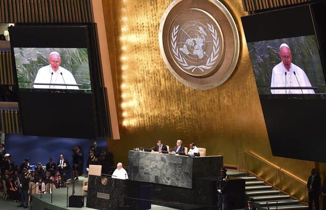El Papa Francisco habla en la sede de Naciones Unidas ante una multitud. (Foto: AFP)