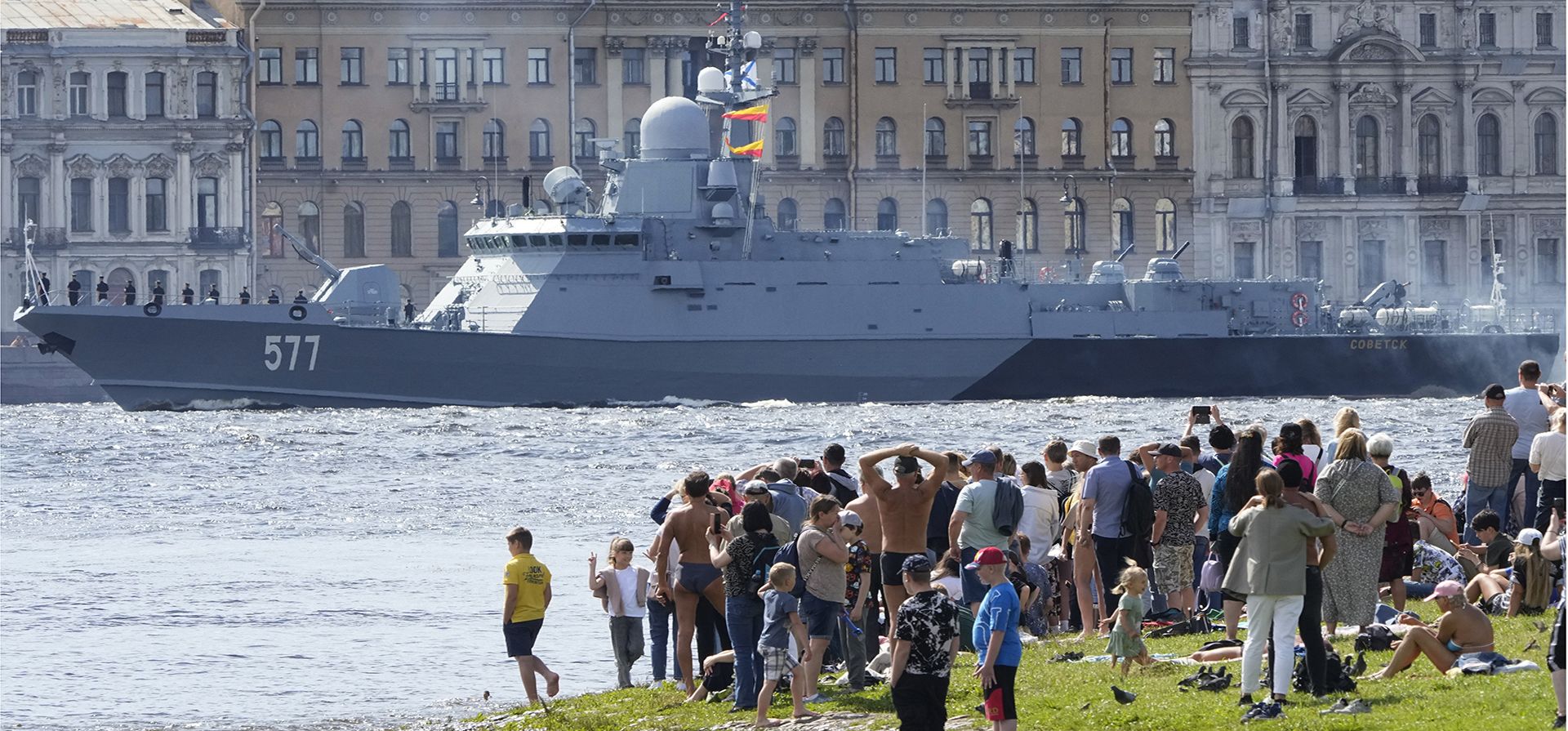 La gente mira el pequeño barco de misiles "Sovetsk" que flota a lo largo del río Neva durante un ensayo del desfile naval en San Petersburgo, Rusia, el miércoles 19 de julio de 2023. (Foto AP/Dmitri Lovetsky)