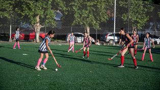 Las jugadoras de hockey probaron la nueva cancha de césped sintético.