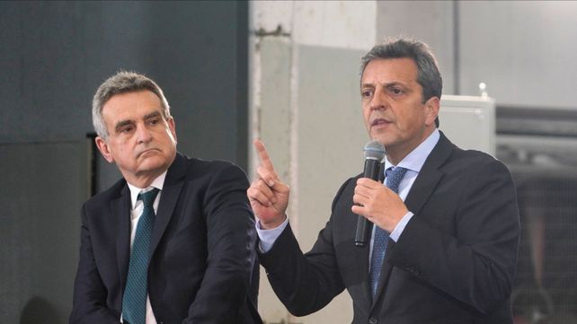 El ministro de Economía y precandidato presidencial, Sergio Massa, pasó por el Gran Rosario en el tramo final de la campaña y anunció dos medidas para luchar contra la violencia. 