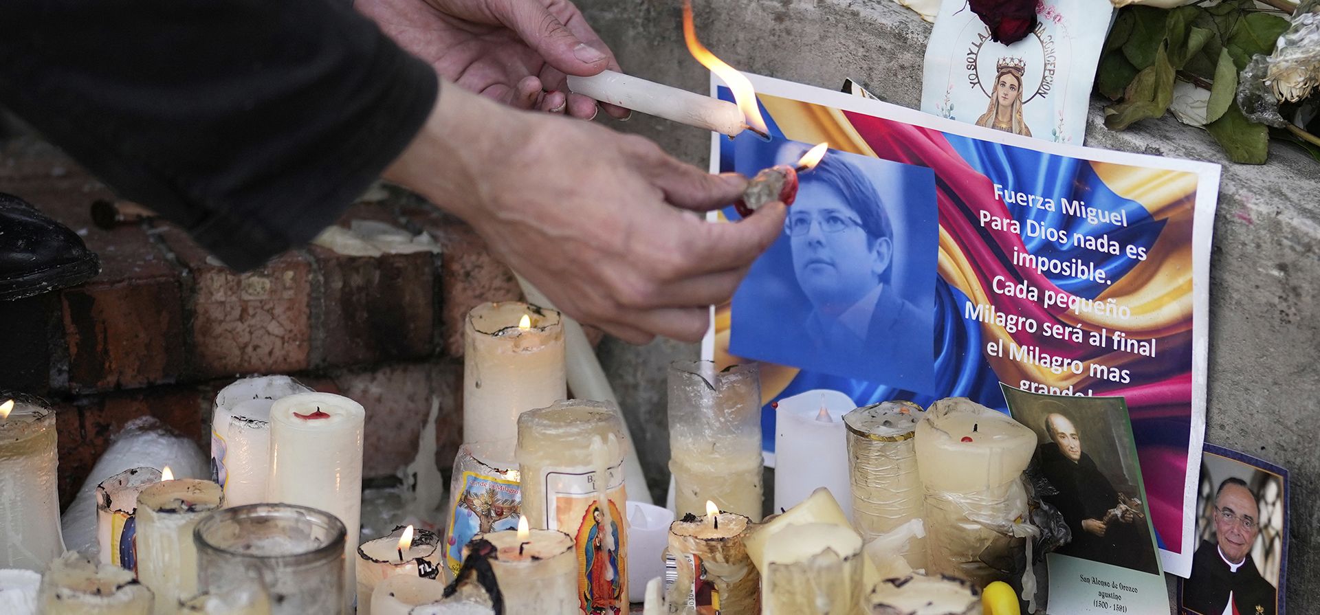 Un hombre enciende velas en un altar erigido en honor al senador colombiano Miguel Uribe Turbay, quien recibe atención médica tras recibir un disparo en un mitin político en Bogotá, Colombia, el miércoles 18 de junio de 2025. (Foto AP/Fernando Vergara) Un hombre enciende velas en un altar erigido en honor al senador colombiano Miguel Uribe Turbay, quien recibe atención médica tras recibir un disparo en un mitin político en Bogotá, Colombia, el miércoles 18 de junio de 2025. (Foto AP/Fernando Vergara)