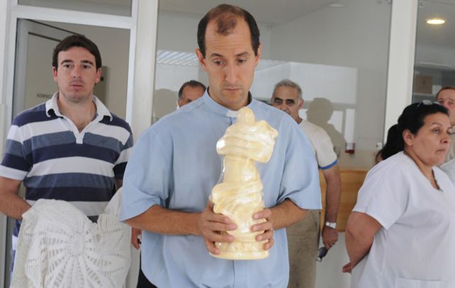 El Padre David contó que la Virgen esta cubierta por una lámina de nylon y el líquido está por debajo de ese plástico. (Foto: S. Toriggino)