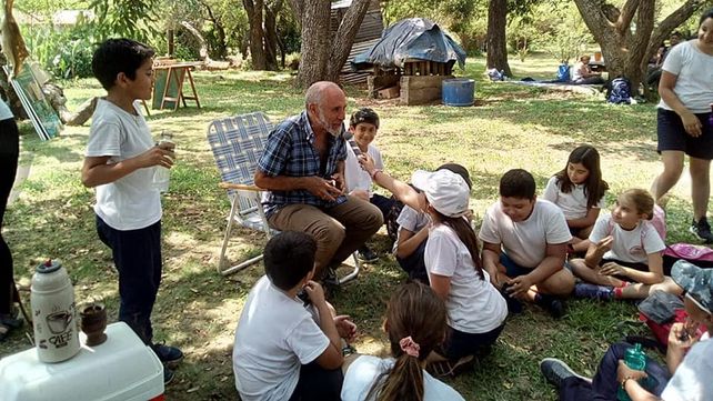 El artista pl&aacute;stico Mario Dom&iacute;nguez Teixeira est&aacute; a cargo del recorrido con los chicos y chicas de las escuelas.