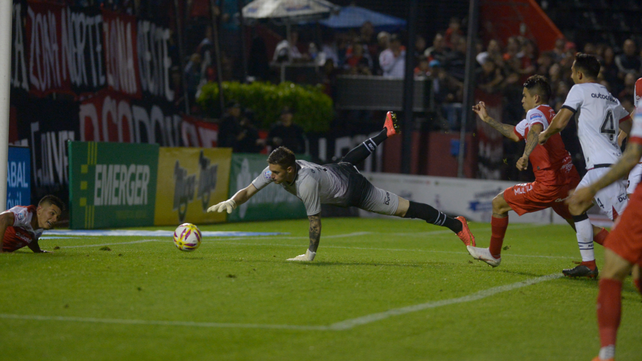 Temperini se arroja para controlar la pelota en el partido ante Argentinos en el Coloso del 29 de octubre de 2018.&nbsp;