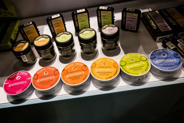 Gomitas de cannabis saborizada y otros productos son exhibidos en un mostrador de un comercio autorizado de Nueva York.