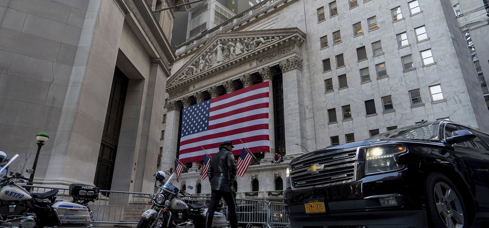 Un agente del Departamento de Policía de Nueva York camina fuera de la Bolsa de Valores de Nueva York, el jueves 12 de diciembre de 2024, en Nueva York. (Foto AP/Julia Demaree Nikhinson)