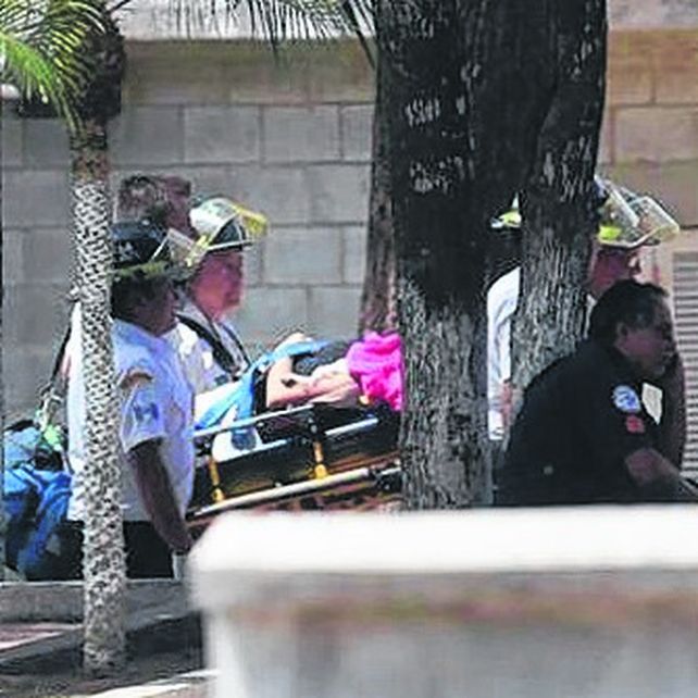 Bomberos trasladan a una víctima.
