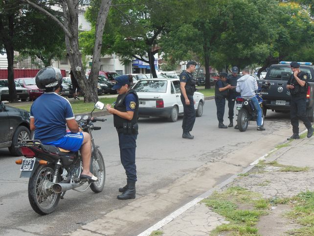 La policía realizó operativos de control de personas y vehículos