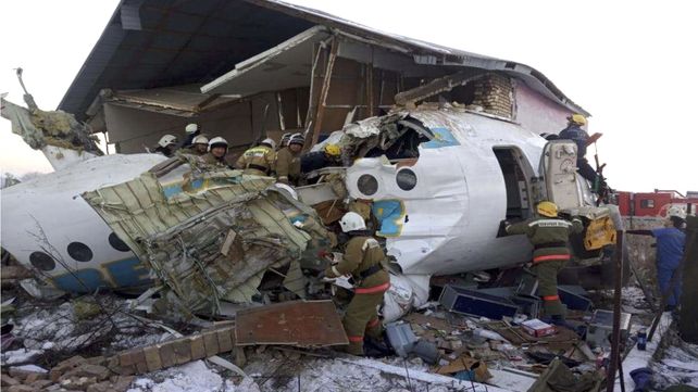 Daños. La proa del Fokker-100 destruyó una casa de dos pisos.