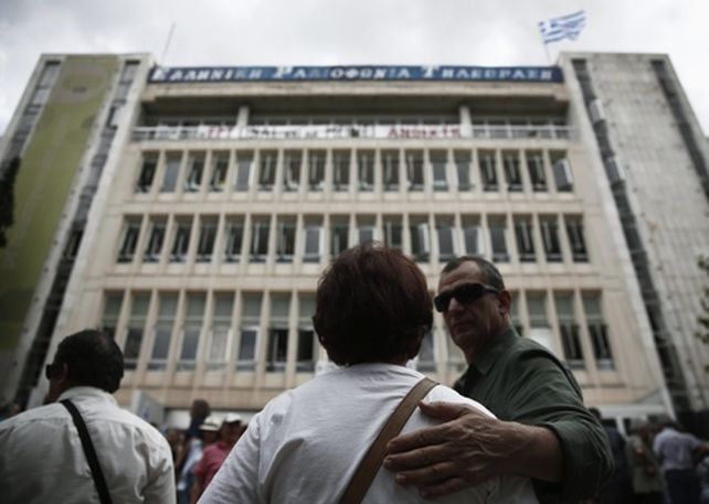 Trabajadores de la televisión permanecen atrincherados en un estudio del edificio central del ERT. (Foto: Reuters)