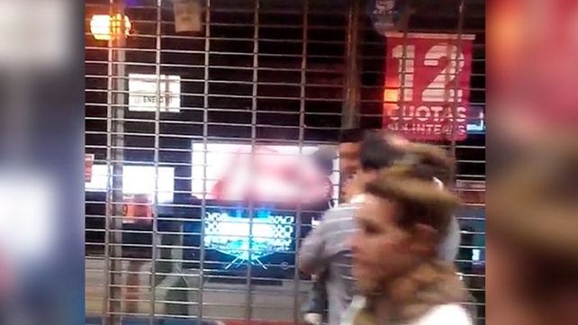 Escándalo: mostraron pornografia en la vidriera de un comercio de electrodomésticos