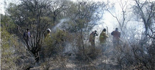 Contin&uacute;an los incendios en las sierras cordobesas pero mejora la situaci&oacute;n
