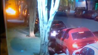 Las imágenes muestran el momento en que las molotov estallen frente al frente del edificio de Clarín.&nbsp;