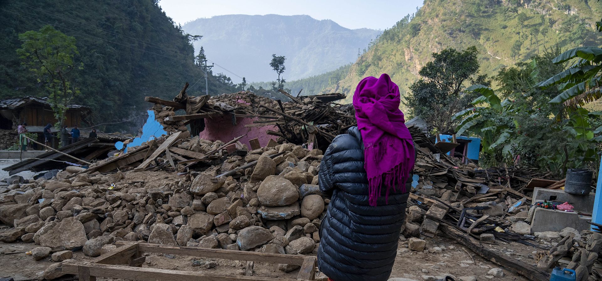 Una sobreviviente mira a su casa dañada por un sismo en el distrito de Rukum, en el noroeste de Nepal, el lunes 6 de noviembre de 2023. El sismo del viernes por la noche en las montañas en el noroeste de Nepal mató a más de 150 personas y dejó miles de personas sin hogar. (AP Foto/Niranjan Shrestha) Una sobreviviente mira a su casa dañada por un sismo en el distrito de Rukum, en el noroeste de Nepal, el lunes 6 de noviembre de 2023. El sismo del viernes por la noche en las montañas en el noroeste de Nepal mató a más de 150 personas y dejó miles de personas sin hogar. (AP Foto/Niranjan Shrestha)