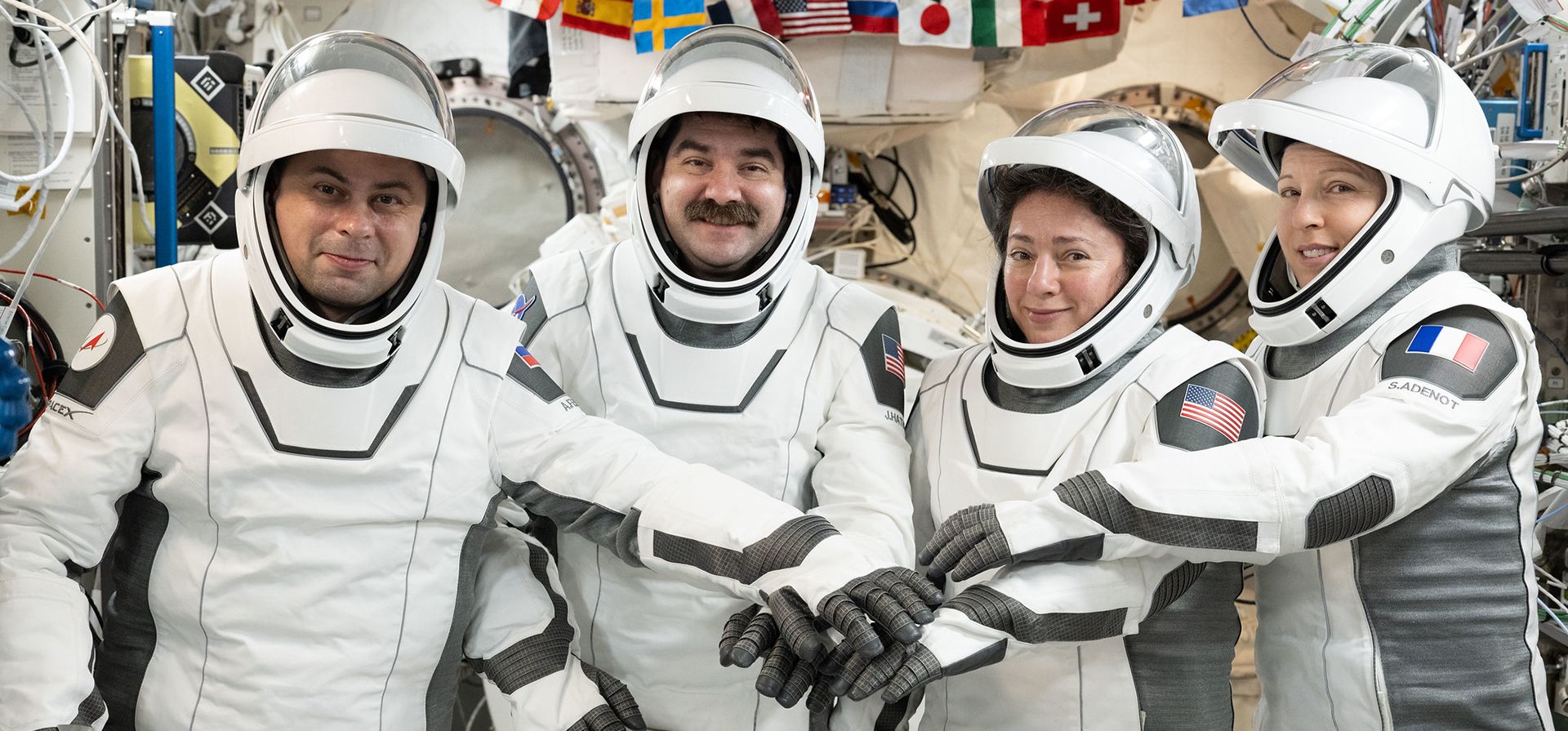 Miembros de la misión SpaceX Crew-12, posan para una fotografía vistiendo los trajes presurizados que utilizarán al partir de la Estación Espacial Internacional a bordo de la nave espacial SpaceX Dragon. (Anil Menon/NASA vía AP) Miembros de la misión SpaceX Crew-12, posan para una fotografía vistiendo los trajes presurizados que utilizarán al partir de la Estación Espacial Internacional a bordo de la nave espacial SpaceX Dragon. (Anil Menon/NASA vía AP)