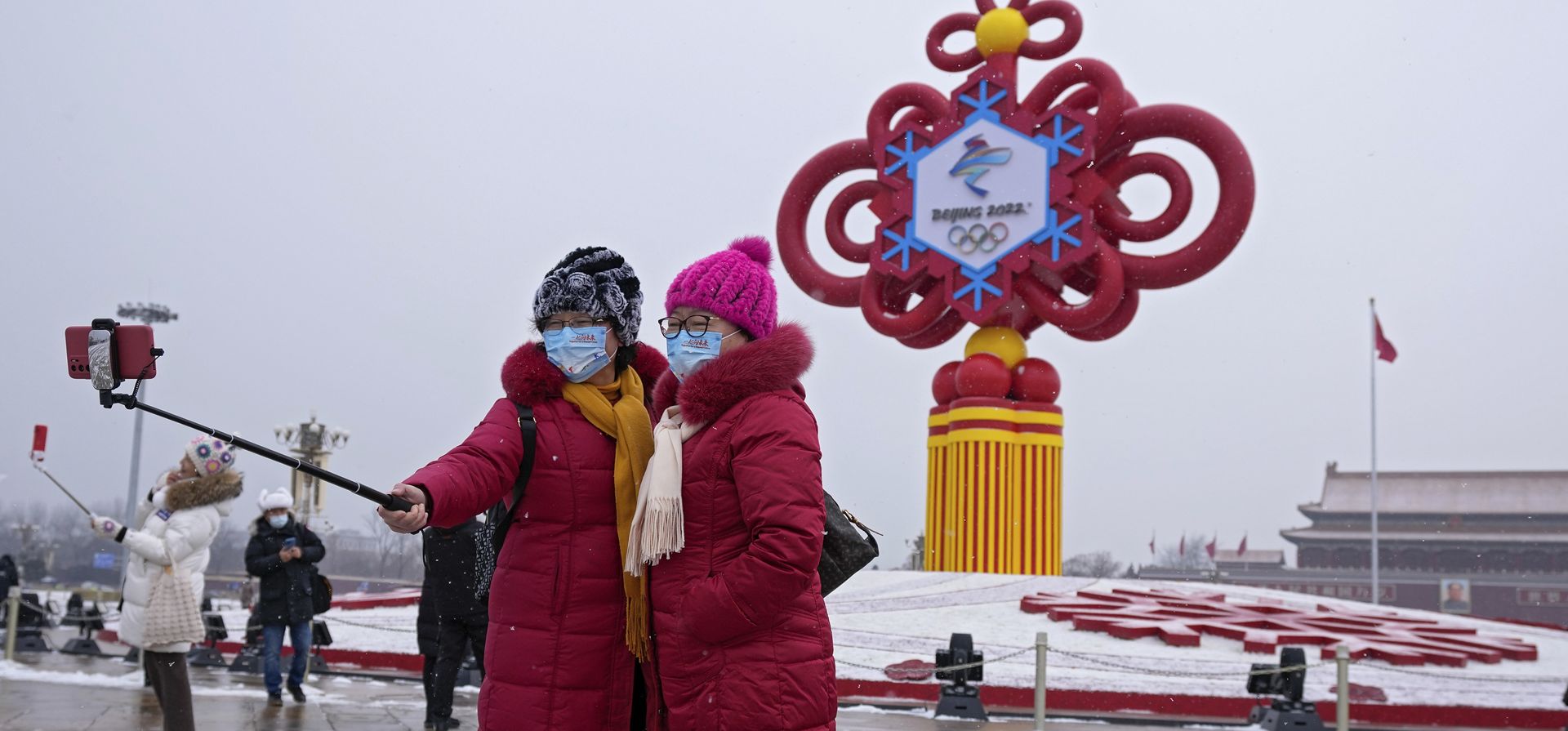 Mujeres se toman una selfie en la Plaza de Tiananmen en Beijing, el jueves 20 de enero de 2022. A poco más de dos semanas de la inauguración de los Juegos Olímpicos de Invierno de Beijing, los residentes de la capital china dicen que están decepcionados por no poder asistir a los eventos debido a las restricciones del coronavirus.