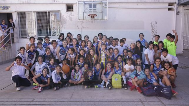En la Catedral. Las chicas de los clubes y de escuelas municipales vivieron a pleno la jornada en el Atlético Echagüe Club. Y jugaron en el mítico Luis Butta.&nbsp;