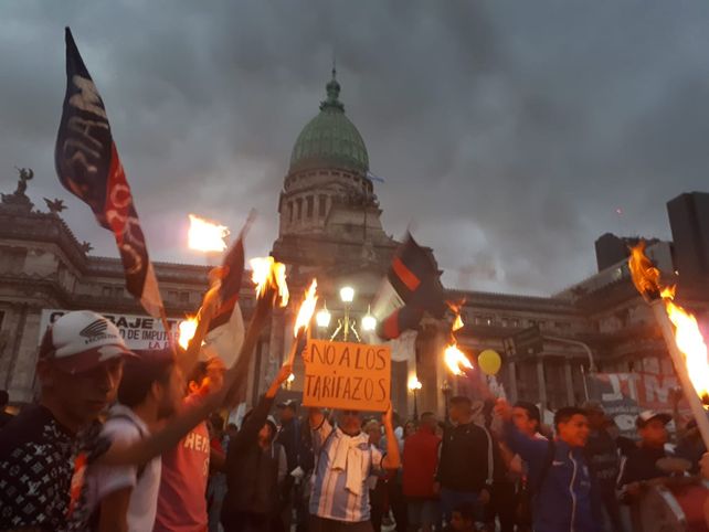 Las antorchas en la puerta del congreso de la Nación.&nbsp;