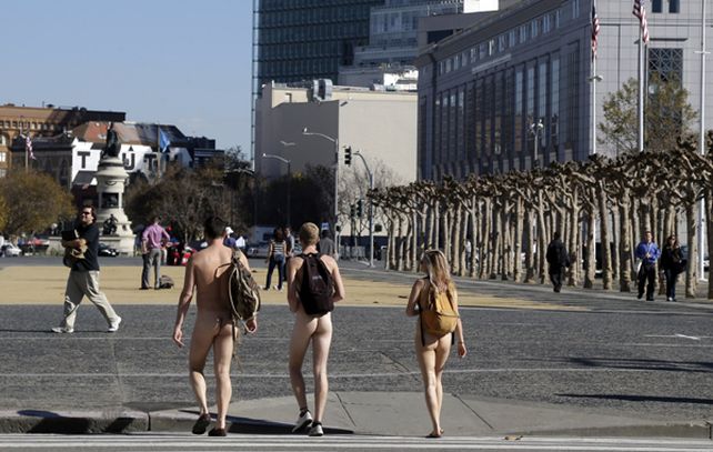 Manifestantes desnudos caminan sin pudores por las calles de San Francisco.