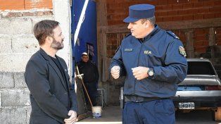El intendente Azcué y el comisario Rosatelli en el inmueble que será destinado a la policía.