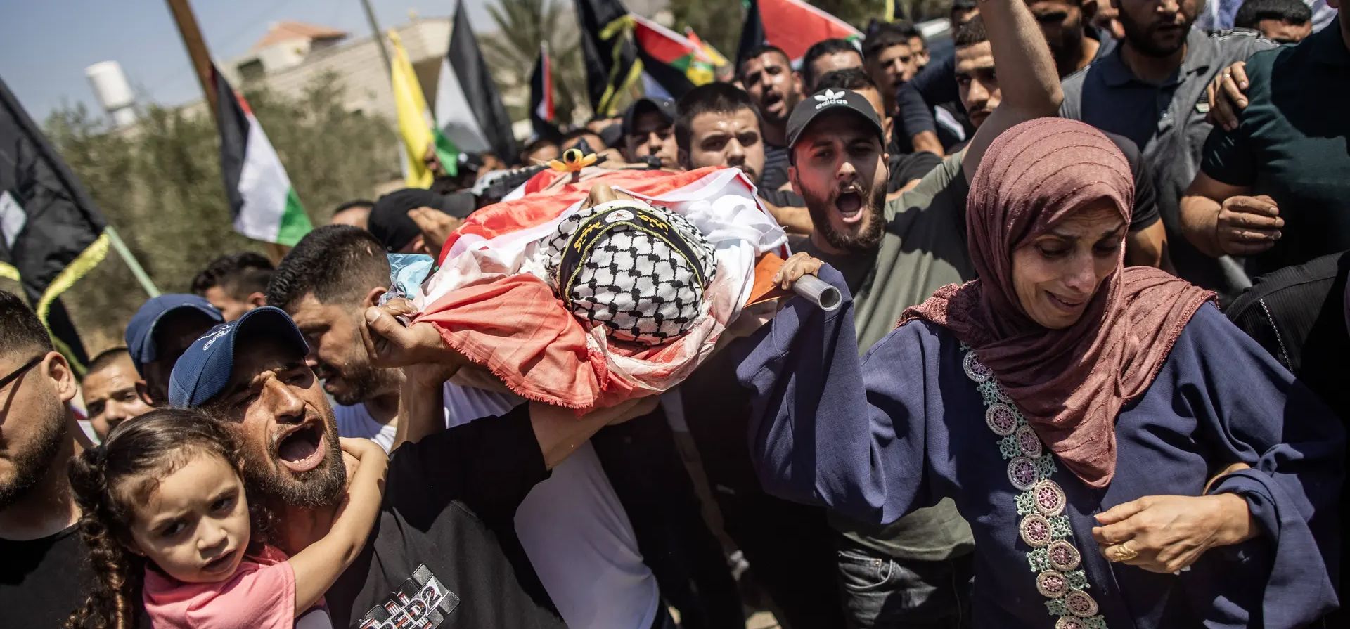 Jenin, Israel. La madre del niño palestino Othman Abu Khorg, de 17 años, ayuda a cargar el cuerpo de su hijo, que murió durante una incursión israelí en la aldea de Zababdeh. Fotografía: Bruno Thevenin/SIPA/Shutterstock Jenin, Israel. La madre del niño palestino Othman Abu Khorg, de 17 años, ayuda a cargar el cuerpo de su hijo, que murió durante una incursión israelí en la aldea de Zababdeh. Fotografía: Bruno Thevenin/SIPA/Shutterstock