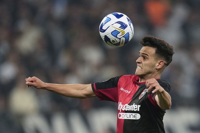 Ferreira va arriba por el balón. El creativo leproso no cumplió y debió salir.
