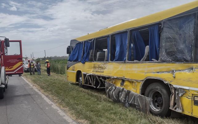 El micro de la empresa 33/9 que fue impactado por el camión. Trece pasajeros sufrieron heridas de consideración.