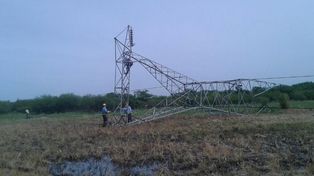 La Epe trabaja en el reemplazo de una torre de alta tensión que se desplomó por el temporal