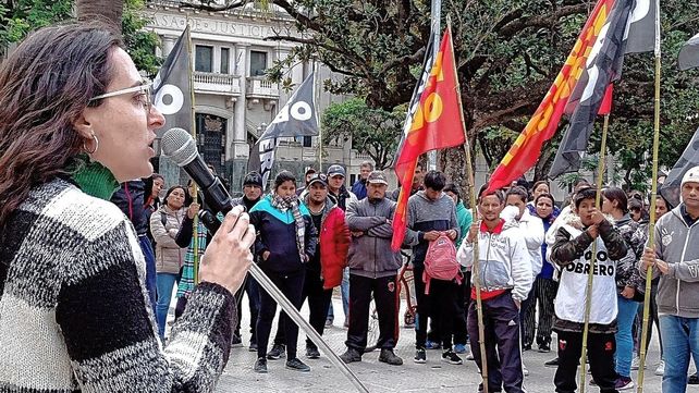 La izquierda hizo su acto del Día del Trabajador frente a Casa de Gobierno