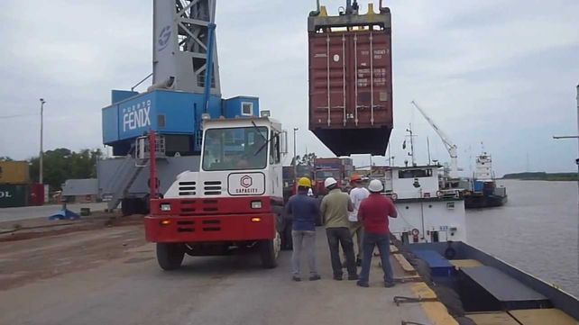 Cavallero había señalado que desde Puerto Fénix salieron varios embarques con drogas. Martínez dijo que los controles los hace la Aduana y que lo mismo sucede en los puertos de la Argentina.