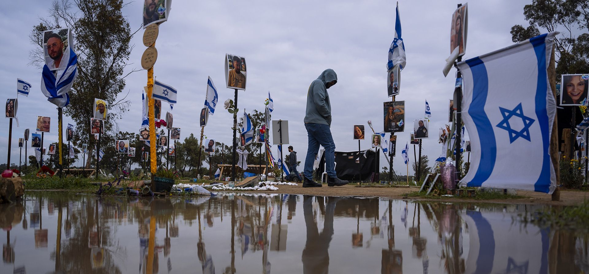 Los israelíes visitan el lugar donde asistentes a un recital de música electrónica fueron asesinados y secuestrados en el ataque transfronterizo del 7 de octubre por parte de militantes de Hamas, cerca de Kibbitz Reim, en el sur de Israel, el viernes 26 de enero de 2024. (Foto AP/Oded Balilty) Los israelíes visitan el lugar donde asistentes a un recital de música electrónica fueron asesinados y secuestrados en el ataque transfronterizo del 7 de octubre por parte de militantes de Hamas, cerca de Kibbitz Reim, en el sur de Israel, el viernes 26 de enero de 2024. (Foto AP/Oded Balilty)