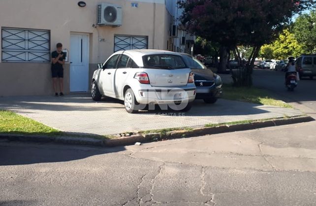 Terminaron sobre la vereda después de un choque