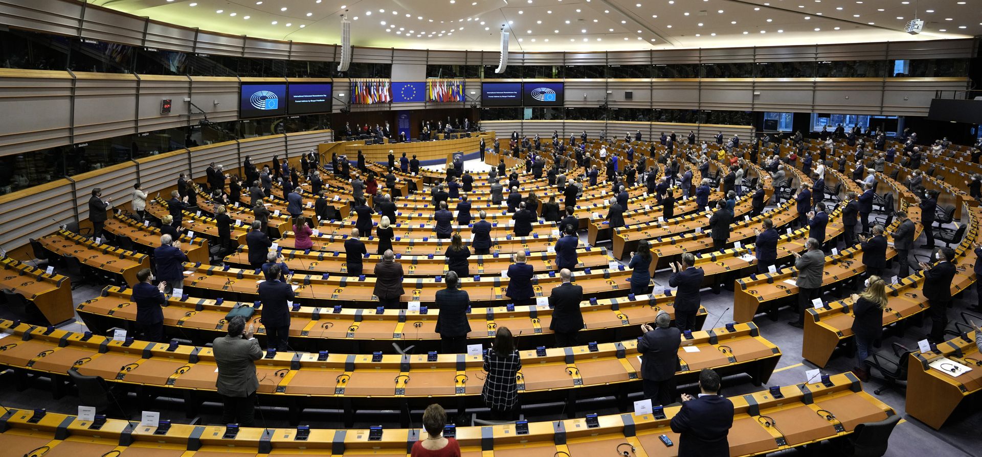 Miembros del Parlamento Europeo se ponen de pie y aplauden después de un discurso de la sobreviviente del Holocausto Margot Friedlander, en el centro de la parte trasera, en el Parlamento Europeo en Bruselas, el jueves 27 de enero de 2022. Los legisladores de la Unión Europea realizaron un minuto de silencio y dieron la bienvenida a la centenaria sobreviviente del Holocausto.
