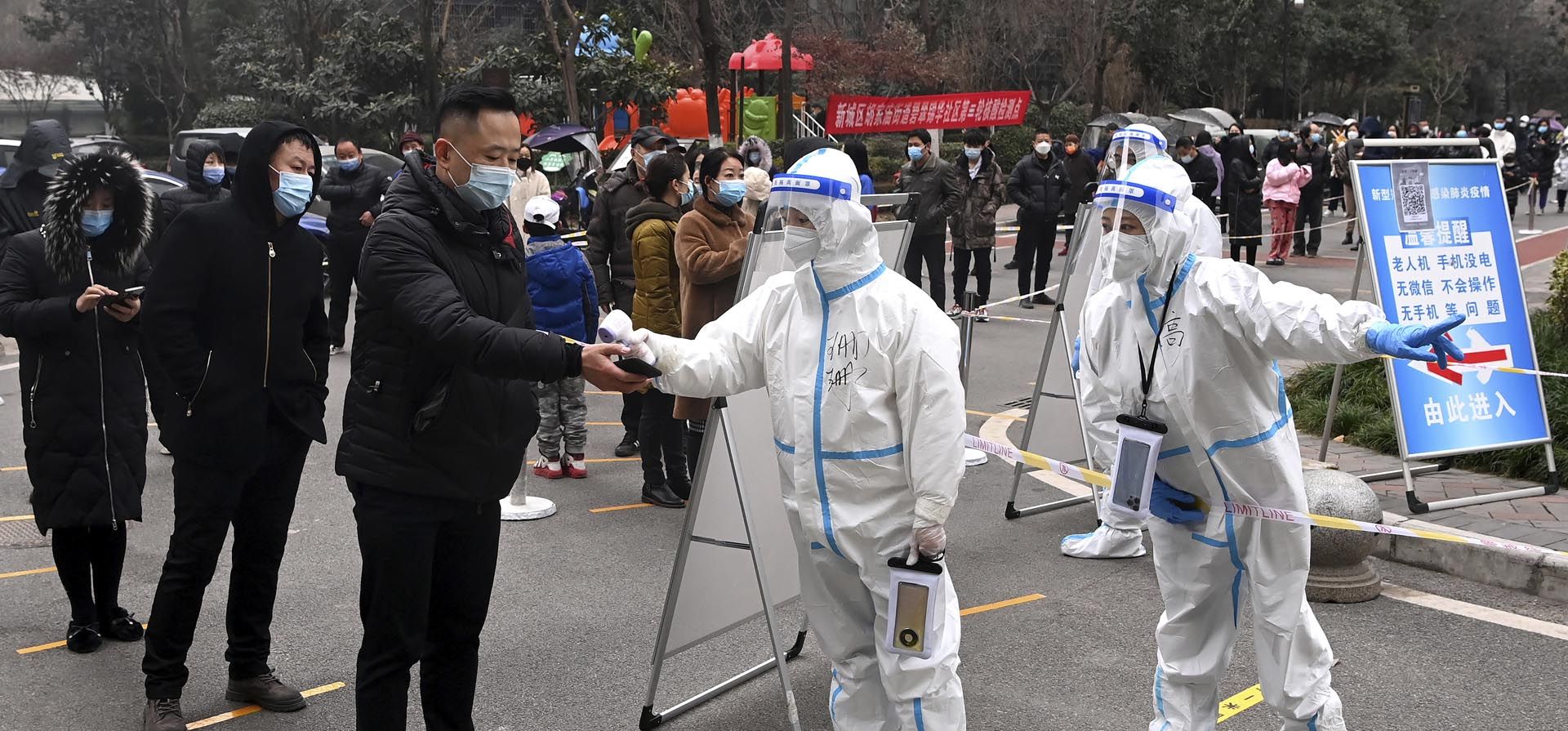 Foto publicada por la Agencia de Noticias Xinhua de China, la gente hace fila para las pruebas de COVID-19 en Xi