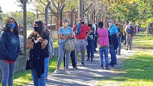 Largas filas en la espera de los docentes para recibir la vacuna