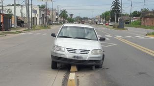 Se durmió y su auto terminó sobre el Metrofé