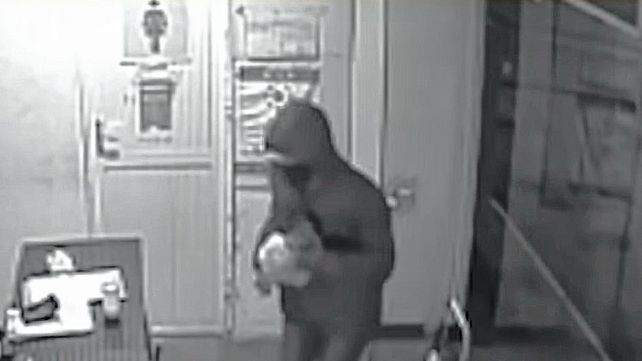 El ladrón fue detenido por la Policía en el allanamiento en una vivienda.