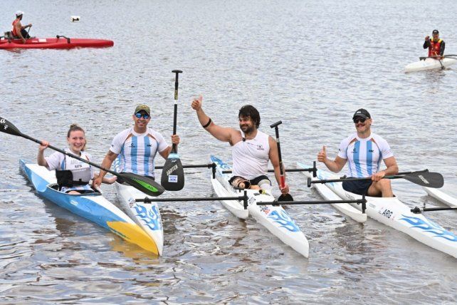 Katya Unrein junto a otros deportistas en el Mundial de Canotaje.