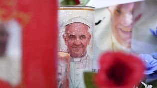 Velas y flores para el papa Francisco en el Policlínico Agostino Gemelli, en Roma, el martes 25 de febrero de 2025, donde el papa Francisco está hospitalizado desde el viernes 14 de febrero. (Foto AP/Alessandra Tarantino)